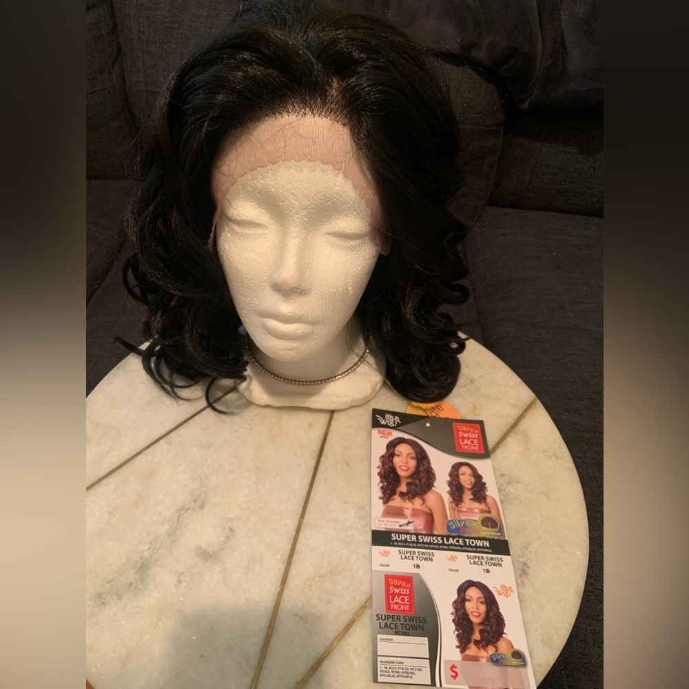 BNWT WIG 1B